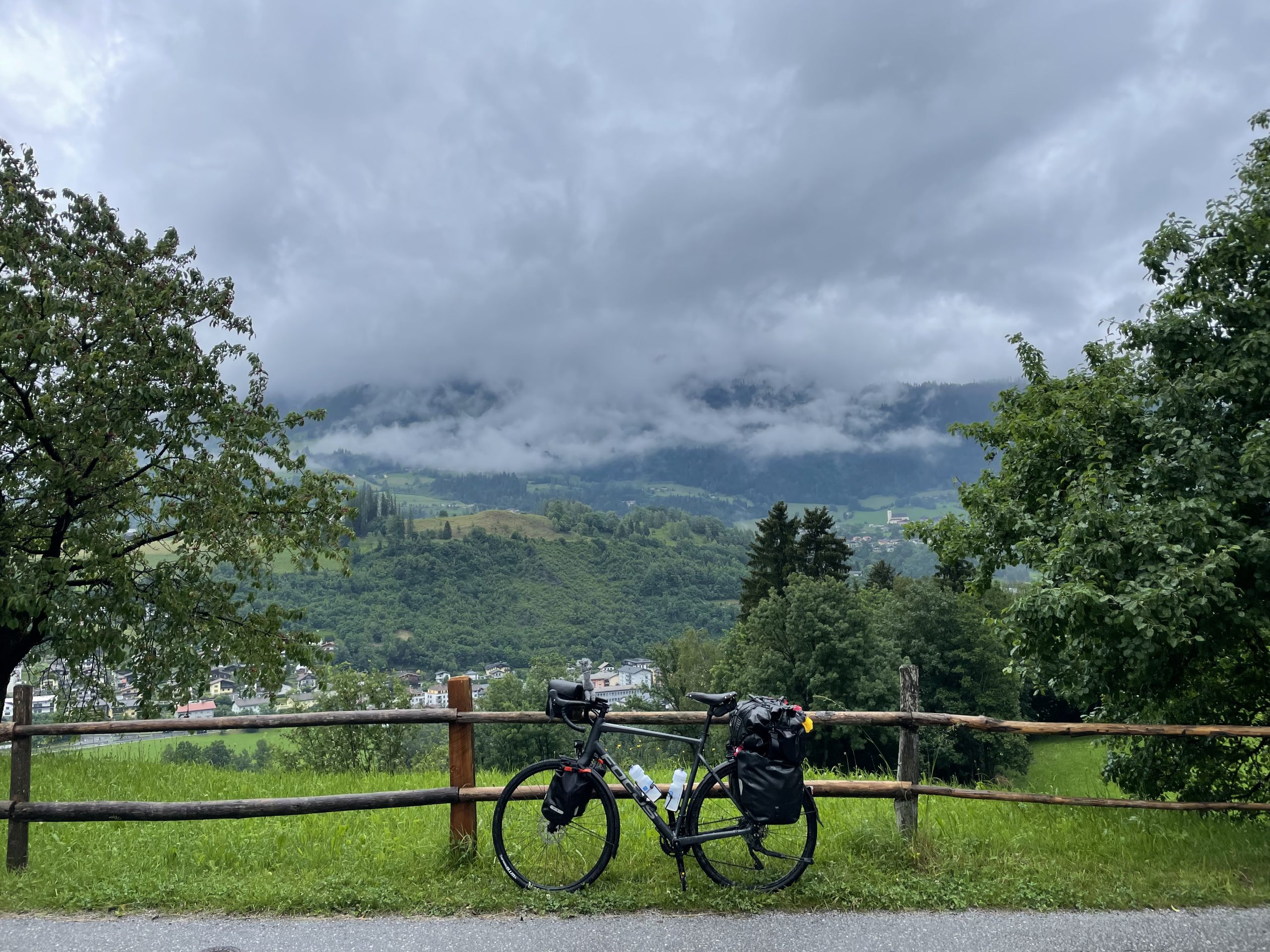 Mit Regen durch die Alpen
